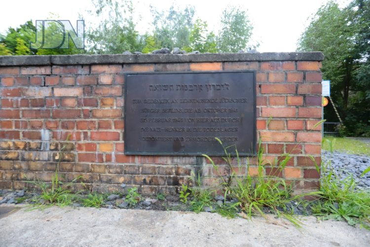 מרדכי לובעצקי הלך לפולין במחנות השמדה, ומשם עבר את השבת בבית חב"ד של וורשא